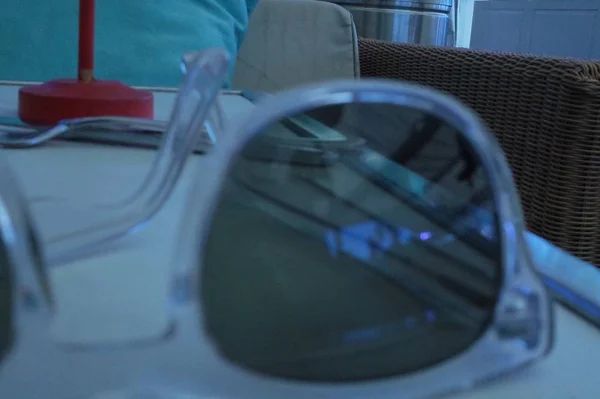 Närbild skott av solglasögon på det vita bordet — Stockfoto