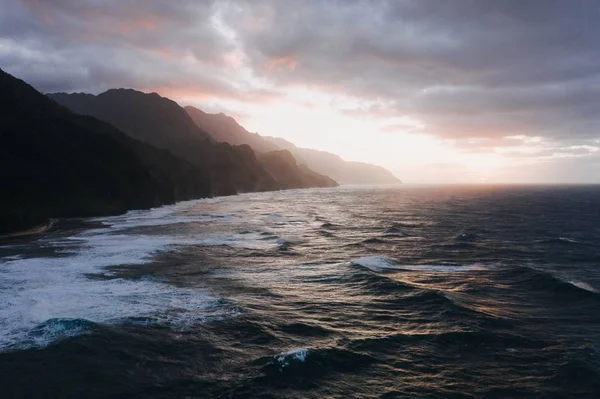 Belo Tiro Pôr Sol Praia Com Céu Nublado — Fotografia de Stock