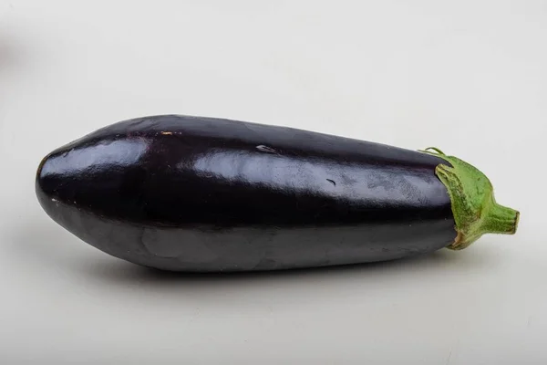 Gros Plan Isolé Aubergine Crue Sur Fond Blanc — Photo