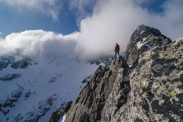 Ein Alpinist Steht Auf Einem Hohen Felsen Und Beobachtet Die — Stockfoto
