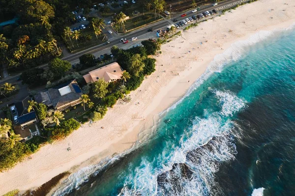 Een Luchtfoto Van Huizen Wegen Vlakbij Het Zandstrand — Stockfoto