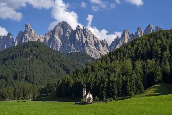 Kyrka Ett Grönt Landskap Omgivet Klippiga Berg Funes Valley Italien — Stockfoto