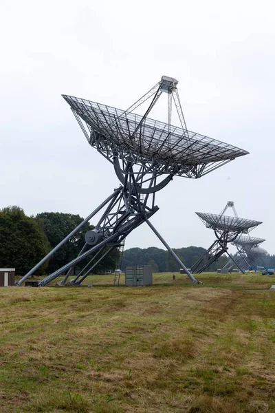 Fotografia de baixo ângulo de um radiotelescópio perto de Westerbork nos Países Baixos — Fotografia de Stock