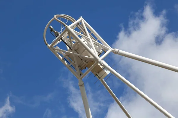 Foto ad angolo basso di un radiotelescopio vicino a Westerbork nei Paesi Bassi — Foto Stock