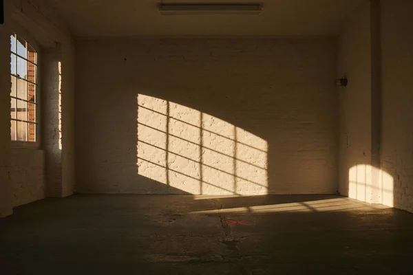 Innenaufnahme eines leeren Raumes mit weißen Wänden — Stockfoto