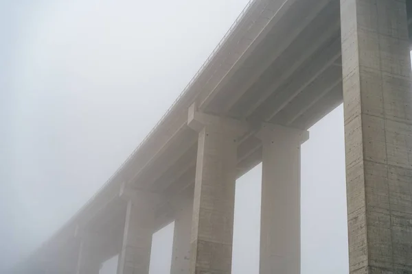 Vue Angle Bas Pont Béton Recouvert Brouillard Sous Ciel Nuageux — Photo