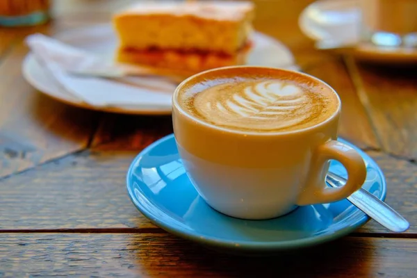 Filiżanka Fantazyjnej Kawy Białym Wzorem Obok Ciasteczka — Zdjęcie stockowe