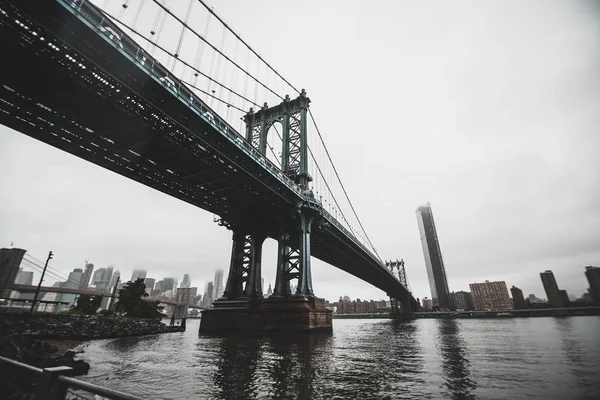 Låg vinkel skott av Brooklyn Bridge i New York, USA — Stockfoto