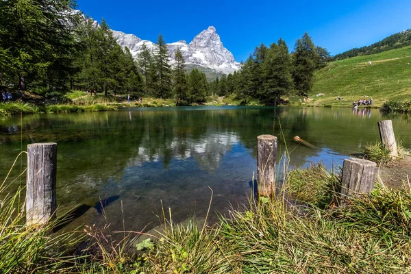Beautiful Shot Pond Surrounded Trees Mountains Distance — Stockfoto