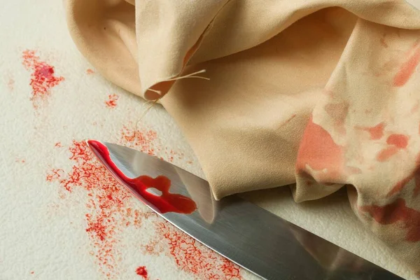 Крупним Планом Знімок Кривавого Ножа Протирання Білому Тлі — стокове фото