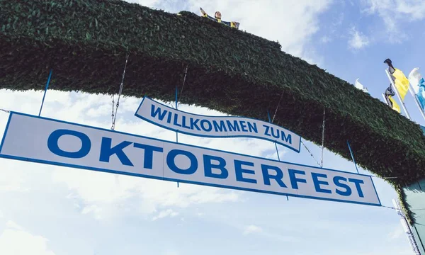 Tiro Ângulo Baixo Sinal Que Acolhe Pessoas Para Festival Oktoberfest — Fotografia de Stock