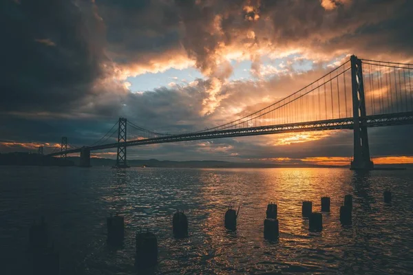 Belo tiro da Golden Gate Bridge em São Francisco, EUA sob o céu do pôr-do-sol — Fotografia de Stock