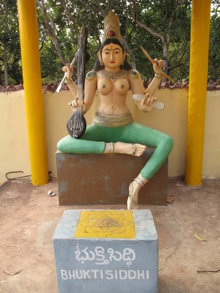 Függőleges felvétel a Bhuktisiddhi szoborról — Stock Fotó