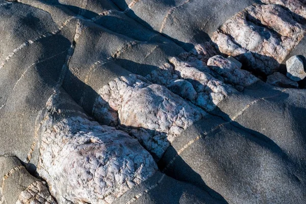 Hoge hoek close-up van een unieke rotsformatie op het strand — Stockfoto