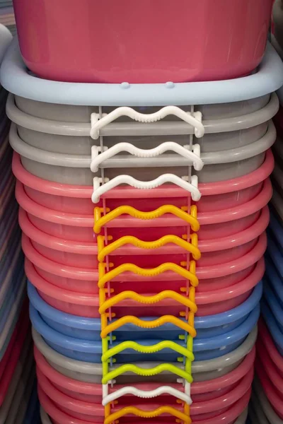 Stos kolorowych plastikowych pudełek z uchwytami na rynku — Zdjęcie stockowe