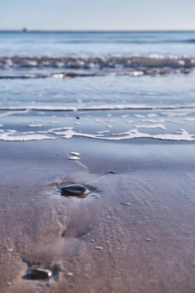 Białe Bąbelki Powstałe Fal Oceanicznych Odbitych Piasku — Zdjęcie stockowe