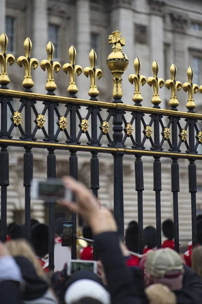 Foto vertical de personas reunidas frente al histórico Palacio de Buckingham — Foto de Stock