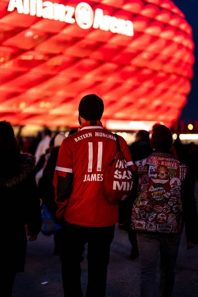 德国慕尼黑 2020年1月25日 德国足球俱乐部Fc Bayern慕尼黑的球迷步行回家体育场 比赛时间 由于晚上的比赛 灯火通明 — 图库照片