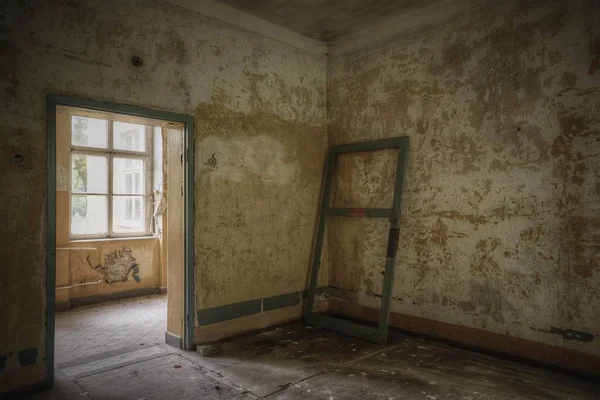 Habitación vacía con una puerta de marco dentro de una casa vieja — Foto de Stock