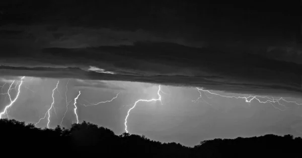 Graustufenschuss eines Blitzes, der von einem Sturm kommt — Stockfoto