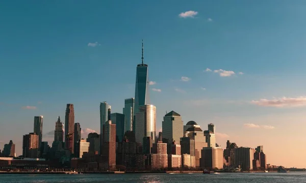 Bela paisagem urbana com arranha-céus altos perto do mar em Nova York, EUA — Fotografia de Stock