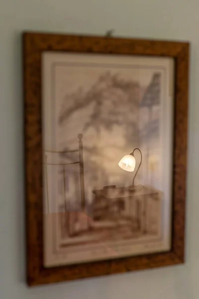 Вертикальный выстрел стекла и свет возле кровати — стоковое фото