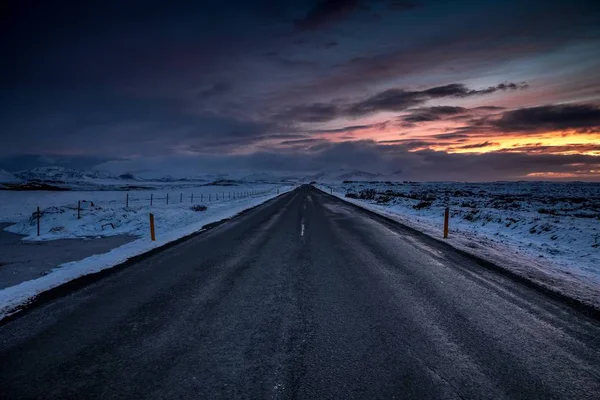 日落时乡间公路上的风景 — 图库照片