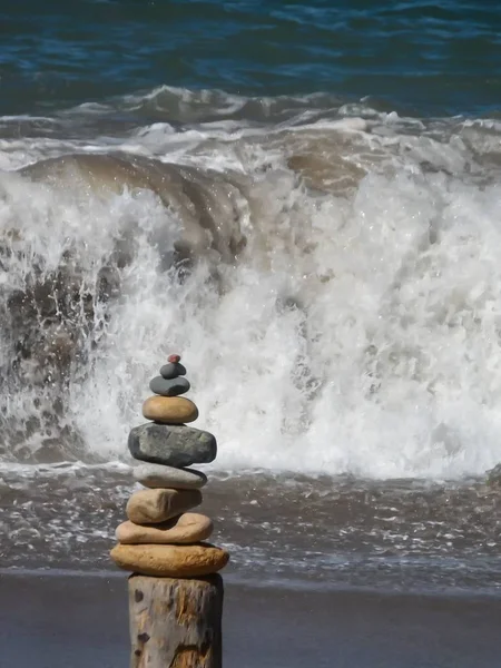 Vertical Closeup Shot Stones Stacked Each Other Beach Wave Coming — Stock Photo, Image