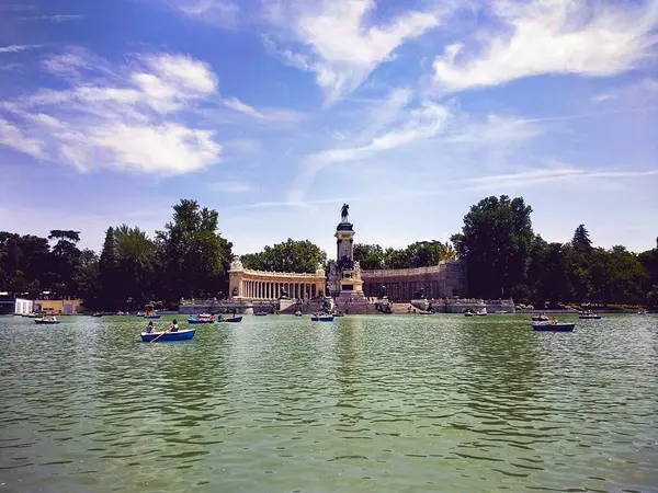 Brede hoekopname van het El Retiro Park in Madrid, Spanje overdag — Stockfoto