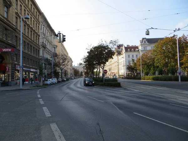 Vienna Áustria Outubro 2015 Tiro Ângulo Largo Uma Rua Cercada — Fotografia de Stock