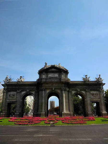 Foto vertical del monumento de la Puerta de Alcala Madrid, España bajo un cielo azul claro. — Foto de Stock