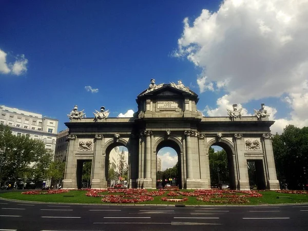 Неоклассический памятник Пуэрта-де-Алькала в Мадриде днем — стоковое фото