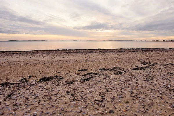 Una Amplia Toma Tranquilo Océano Playa Con Cielo Nublado Fondo —  Fotos de Stock