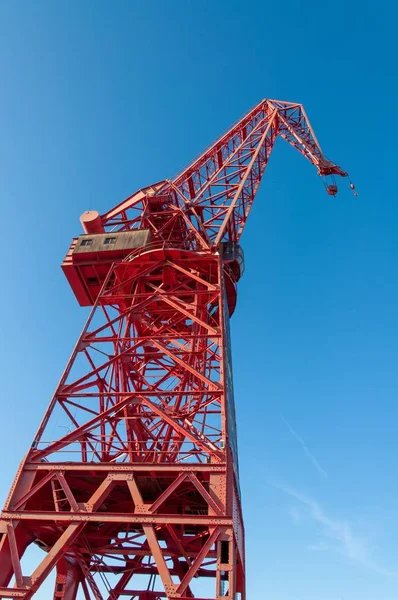 Vertical Shot Red Crane Clear Blue Sky Background Bilbao Spain — 스톡 사진
