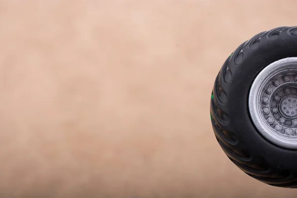 Closeup tiro de uma pequena roda preta com um fundo desfocado — Fotografia de Stock