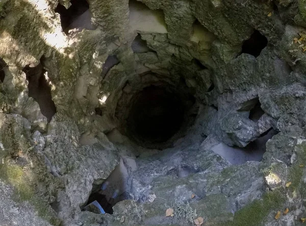 Foto de ángulo alto del pozo inacabado en Quinta da Regaleira en Sintra, Portugal —  Fotos de Stock
