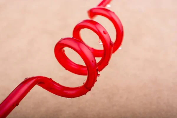 Nahaufnahme einer spiralförmigen roten Röhre mit verschwommenem Hintergrund — Stockfoto