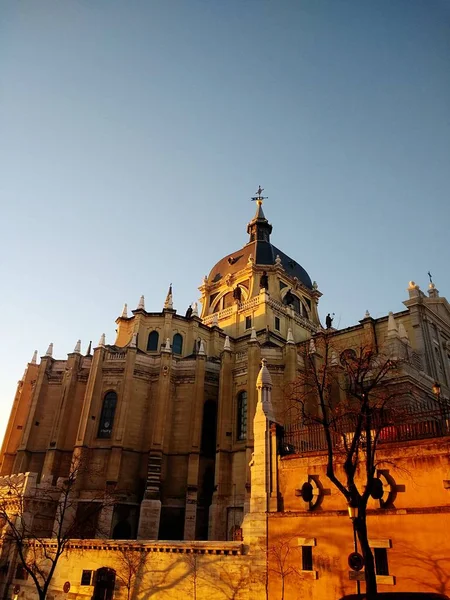 Låg vinkel skott av Almudena katedralen i Spanien under en blå himmel — Stockfoto