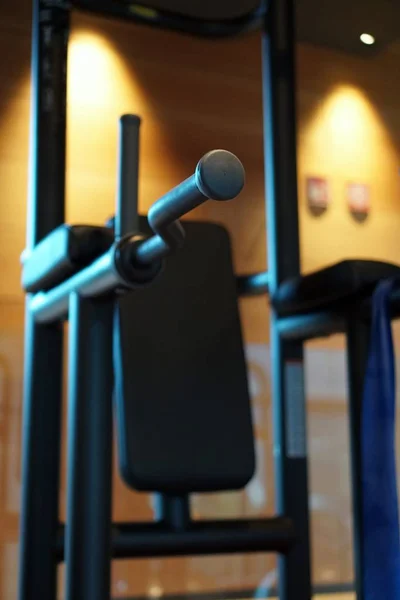 Primer plano vertical de un aparato de entrenamiento en el gimnasio — Foto de Stock