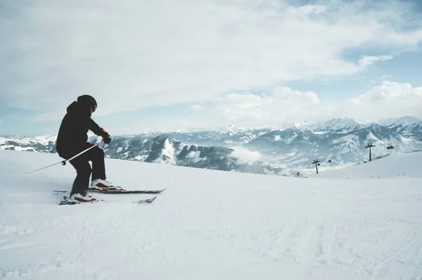 Vacker bild av en man som åker skidor på bergen täckt med vitt — Stockfoto