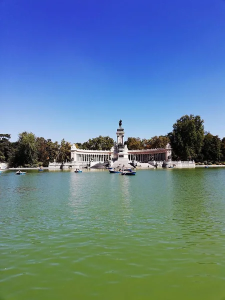 Vista Panorámica Del Parque Retiro Madrid Bajo Cielo Azul Claro — Foto de Stock