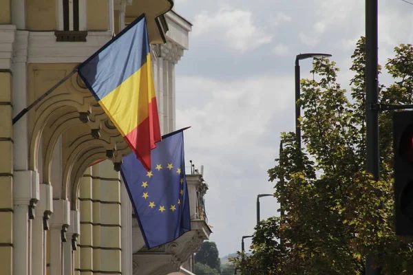 Landschaft der Flaggen Rumäniens und Europas nebeneinander — Stockfoto