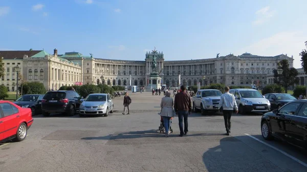 Viena Austria 2015 Una Hermosa Foto Gente Lado Del Palacio — Foto de Stock