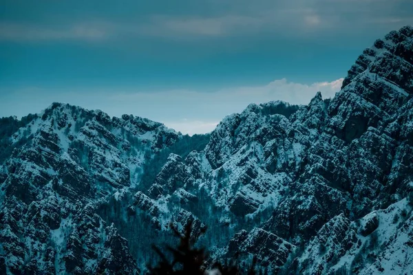 Панорамний Знімок Снігу Вкритий Горами Під Хмарним Блакитним Небом — стокове фото