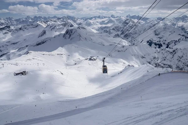 Wide Shot Cable Cart Snowy Mountain — Stok fotoğraf