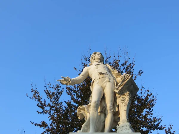 Vue du bas d'une statue blanche d'un homme au coucher du soleil — Photo