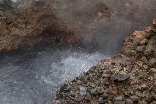 Gotująca się woda na obszarze aktywnym geotermalnie w Islandii — Zdjęcie stockowe