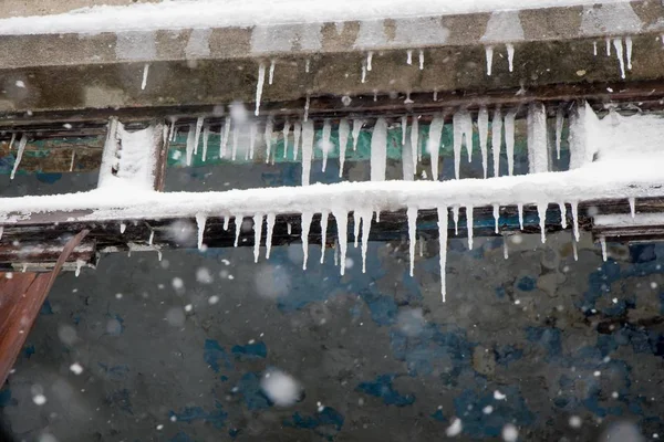 Χαμηλή γωνία κοντινό πλάνο των icicles κρέμονται στην οροφή — Φωτογραφία Αρχείου