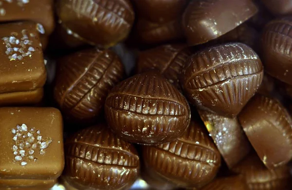 Egy Közeli Kép Étcsokoládé Cukorka Fények Alatt Homályos Háttérrel — Stock Fotó