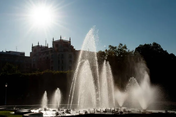 Een Fontein Het Park Bilbao Spanje Met Gebouwen Achtergrond Een — Stockfoto